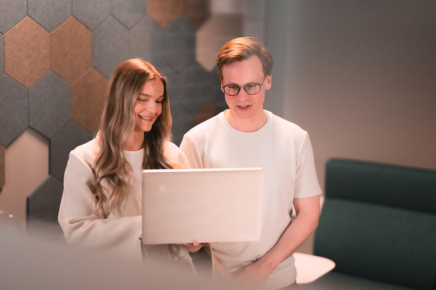 pbl-regnskap-2-personer-og-laptop.jpg