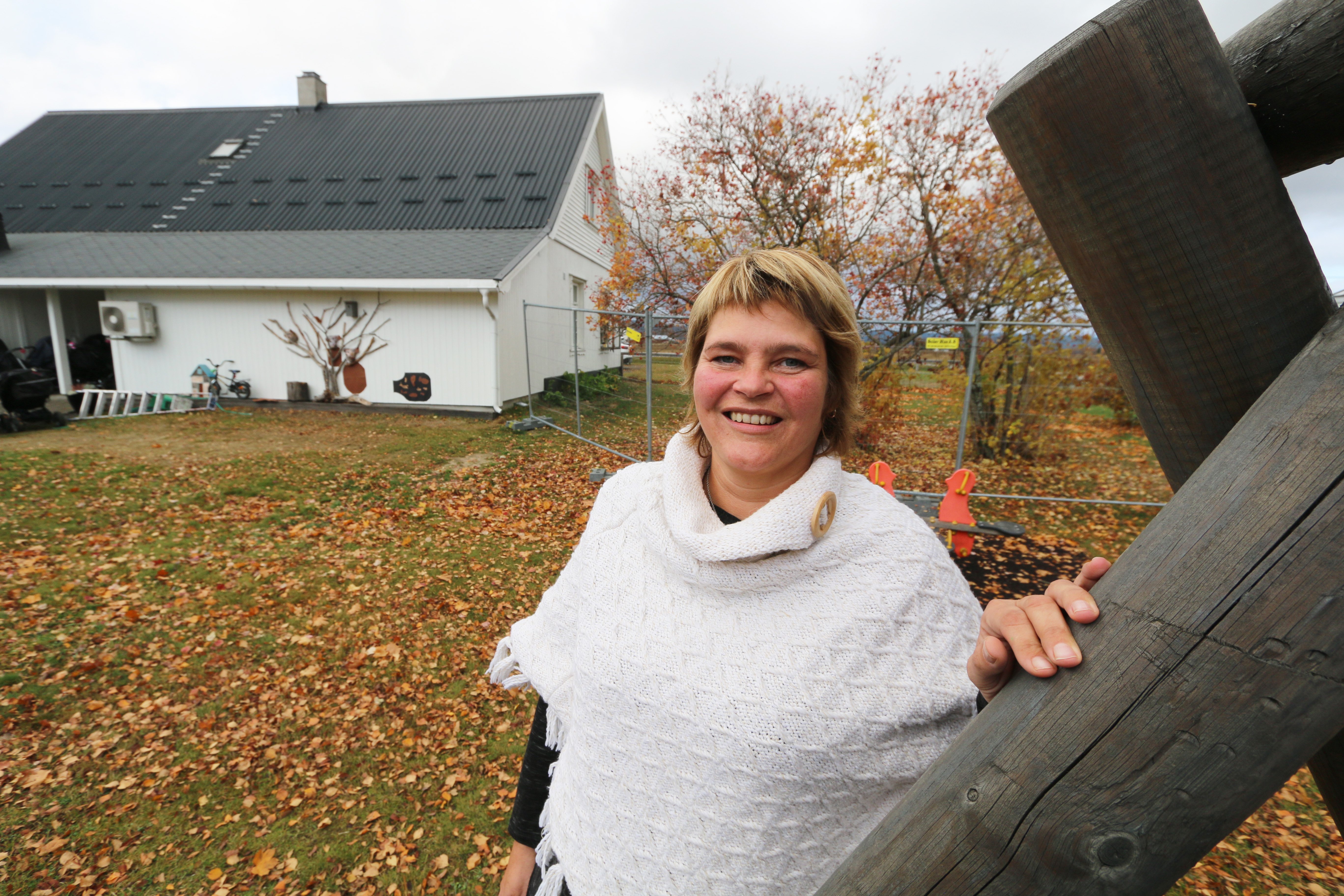 Bygger ut. Inger Marie Myhren er akkurat i ferd med å bygge ut Mosogn barnehage i bakgrunnen. For henne kommer derfor besparelsen som en viktig gavepakke til barnehagen. 