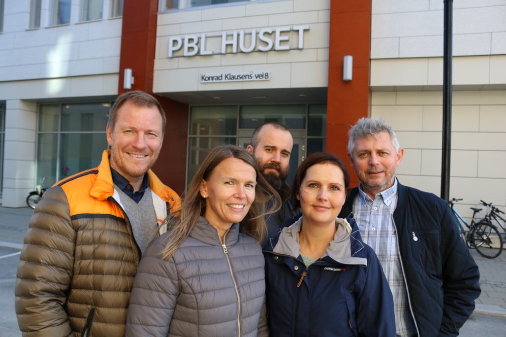 Finner mange feil. Fagleder Bjørn-Kato Winther (t.v), Una Martinsen, Anders Grønmo og Lena Johnsen på Samfunnsøkonomisk avdeling finner sammen med konsernadvokat Hans-Are Nyheim mange feil i tilskuddsberegningene fra kommunene