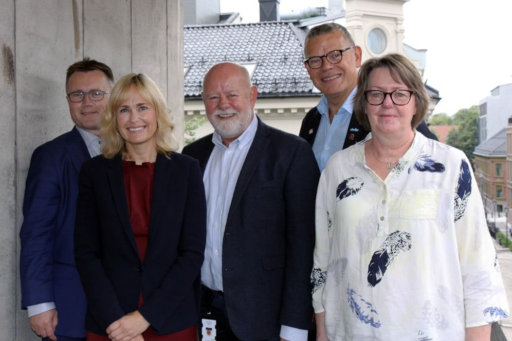 Hastemøte, Forhandlingsleder Espen Rokkan (f.v.) og administrerende direktør Anne Lindboe i PBL, Terje Skyvulstad i Utdanningsforbundet, Trond Ellefsen i Delta og Anne Green Nilsen i Fagforbundet ber om felles hastemøte med statsråd Jan Tore Sanner om det nye pensjonsforslaget.